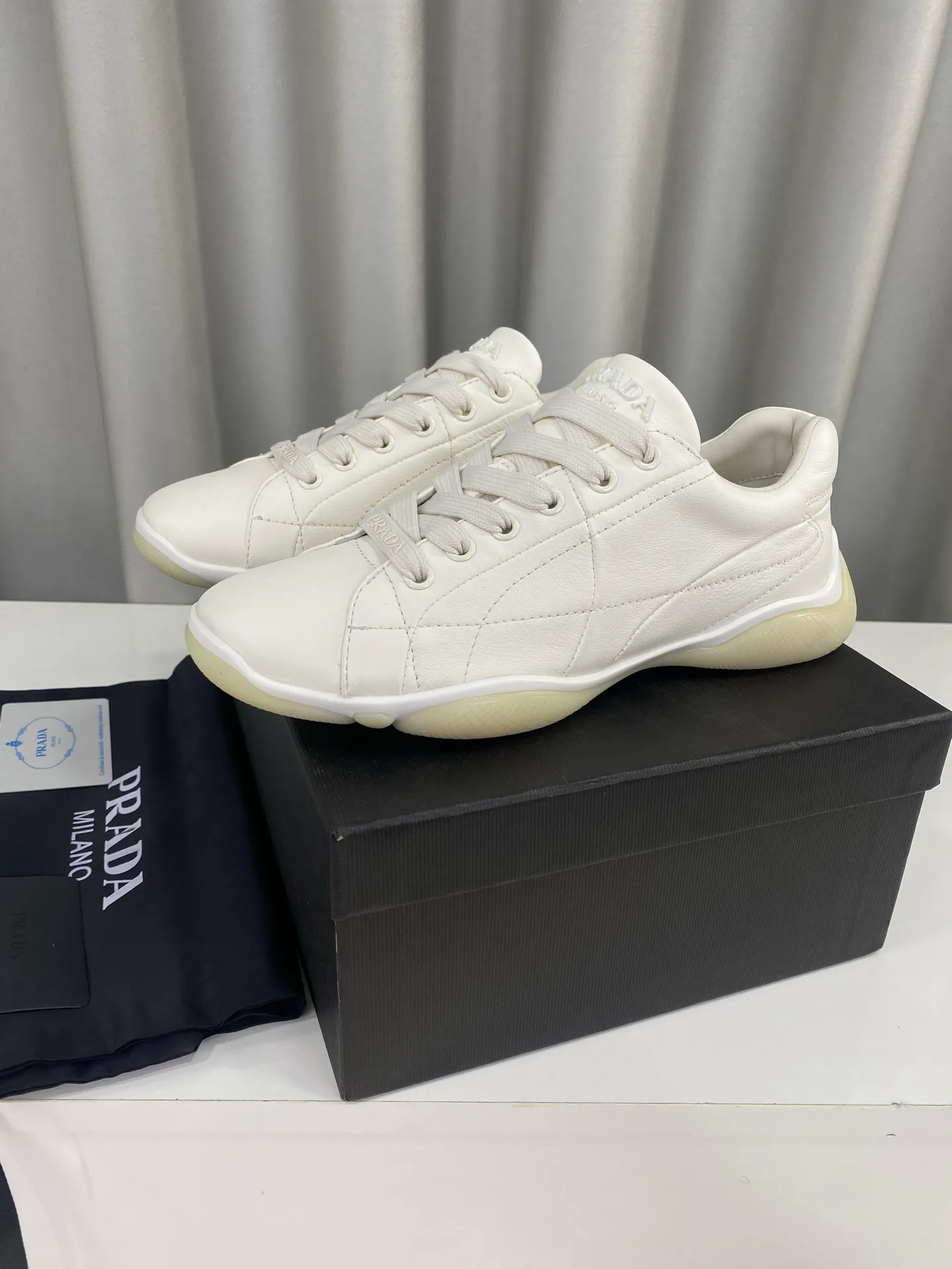 👟👟Ex-factory price 520👟👟 Prada 25ss spring and summer new moral training shoes casual shoes! Seikoly manufactured, even stitching, leather texture visible, multi-color stitching, fashionable and generous, soft, comfortable and breathable, decorated with PRADA letter logo on the outside It comes with a fabric lining, silver-plated logo cowhide foot pads, and P's exclusive rubber outsole. The details are meticulously crafted, making it a versatile item for travel! ▪Upper: Made of original imported cowhide ▪Inner foot pads: sheepskin ▪Sole: Original customized rubber outsole ▪Size: 35-40 (40 orders are not returnable)